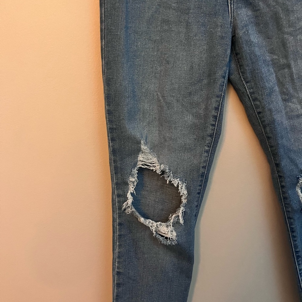 Levi's Women's 724 High Tise Straight Crop Medium Blue Distressed Jeans - Picture 5 of 9